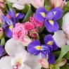 Букет с розами, орхидеей и ирисами «Нефрит»