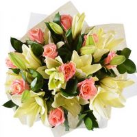 Букет лилий с розами «Солнце на рассвете»