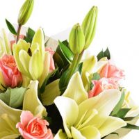 Букет лилий с розами «Солнце на рассвете»