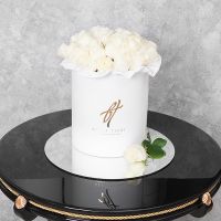 Белые розы в белой коробке Royal