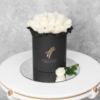 Белые розы в черной коробке Royal