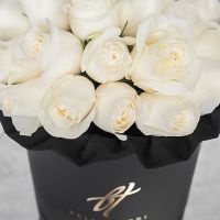 Белые розы в черной коробке Royal