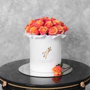Розы «Черри бренди» в белой коробке Royal
