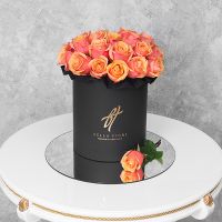Розы «Черри бренди» в черной коробке Royal