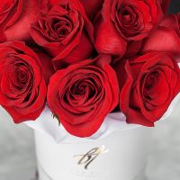 Красные розы в белой коробке Small