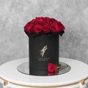 Красные розы в черной коробке Royal