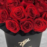 Красные розы в черной коробке Royal