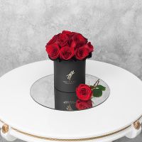 Красные розы в черной коробке Small