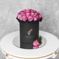 Розы «Deep purple» в черной коробке Royal