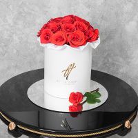 Розы «Нина» в белой коробке Royal