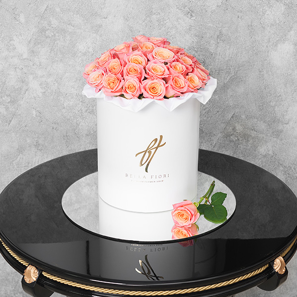 Коралловые розы в белой коробке Royal