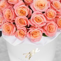 Коралловые розы в белой коробке Royal