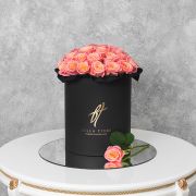 Коралловые розы в черной коробке Royal
