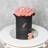 Коралловые розы в черной коробке Royal