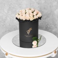 Кремовые розы в черной коробке Royal
