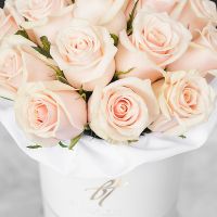 Кремовые розы в белой коробке Small