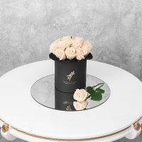 Кремовые розы в черной коробке Small