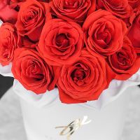 Розы «Нина» в голубой коробке