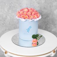 Коралловые розы в голубой коробке