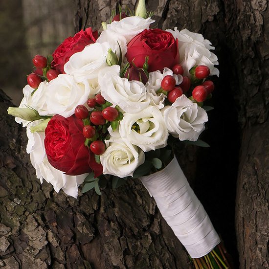 Свадебный букет из красных роз. Примеры букетов