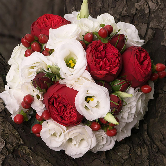Свадебный букет невесты с красными пионовидными розами №250