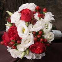 Свадебный букет невесты с красными пионовидными розами №250