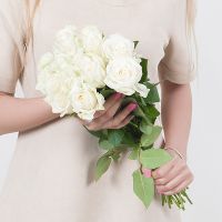 15 белых роз 40 см
