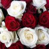 101 красная и белая роза в корзине
