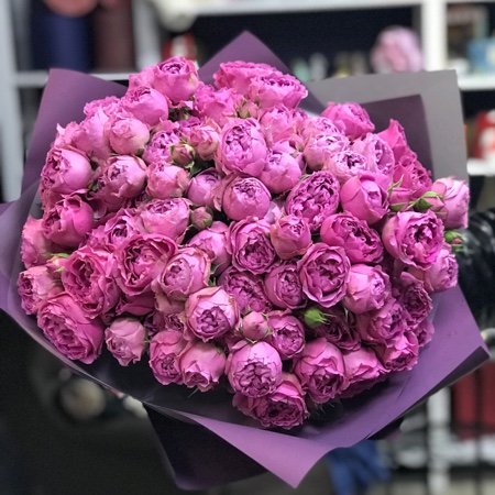 Большой букет роз из 39 роз «Мисти бабблс» с оформлением