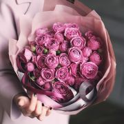 19 роз «Мисти бабблс» с оформлением лентами