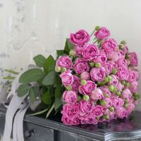 Букет с 29 розами «Мисти бабблс» с широкой лентой