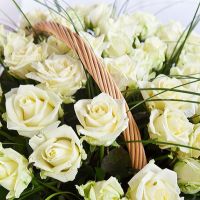 Корзина  из 101 белой розы «Вайт Наоми»