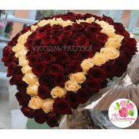 101 роза в форме сердца: красная + бежевая