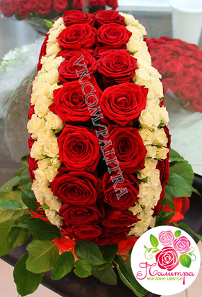 Сердце 3D из  101 розы и 40 кустовых роз