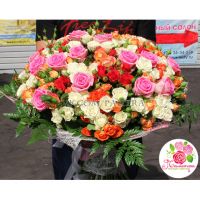 Яркий микс из 101 розы: розовая + кустовые