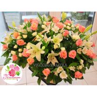 Корзина с лилиями, розами и альстромериями