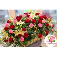 Корзина большая с лилиями, розами