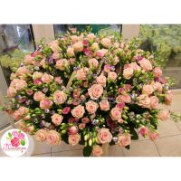 Корзина из 101 розы и 100 лизиантусов