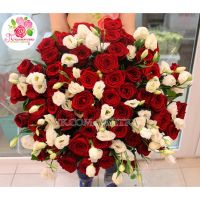 Букет из 51 красной розы и лизиантусов