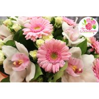 Букет с орхидеями, кустовыми розами и герберами