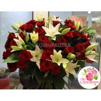 Букет из 51 красной розы и лилий