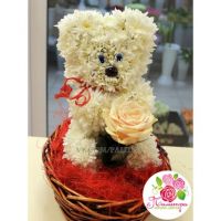 Мишка белый в корзине