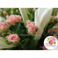 Букет с кустовыми розами и каллами