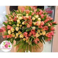 Букет с  кустовыми розами и альстромериями 