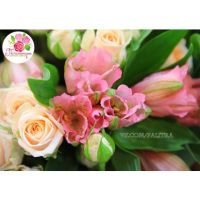 Букет с  кустовыми розами и альстромериями 