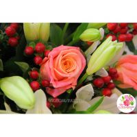 Букет с лилиями и розами