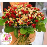 Букет с ромашками и кустовыми  розами