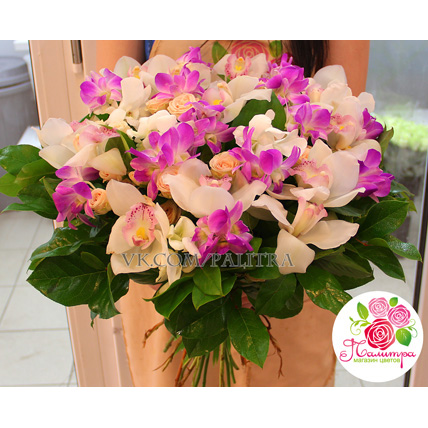 Букет из орхидей и кустовых роз