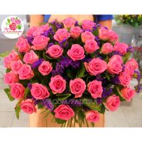 Букет из розовых роз и статицы