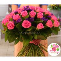 Букет из розовых роз и статицы